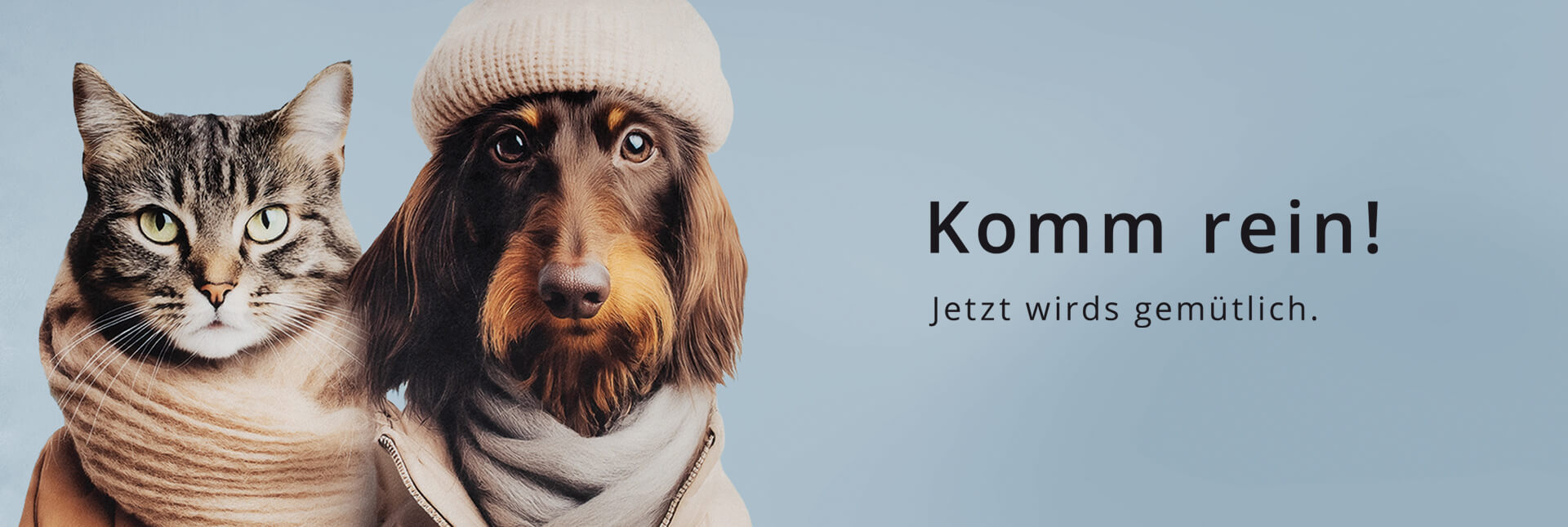 Eine Katze und ein Hund tragen warme Schals, laden ein, sich bei Ottensmeyer Wohndesign wohlzufühlen.